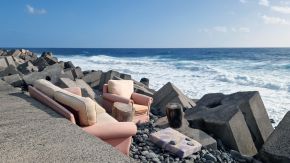 Sofa und Sessel am Strand von Paul do Mar, Madeira