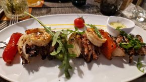 Squid Skewer mit Garnelen im Muralha Terrace Restaurant, Madeira