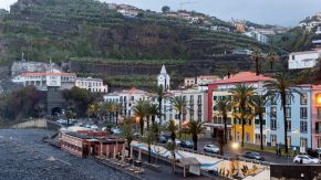 Strand und Promenade von Ponto do Sol, Madeira