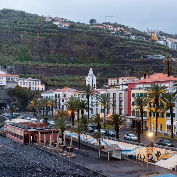 Strand und Promenade von Ponto do Sol, Madeira Strand und Promenade von Ponta do Sol, Madeira