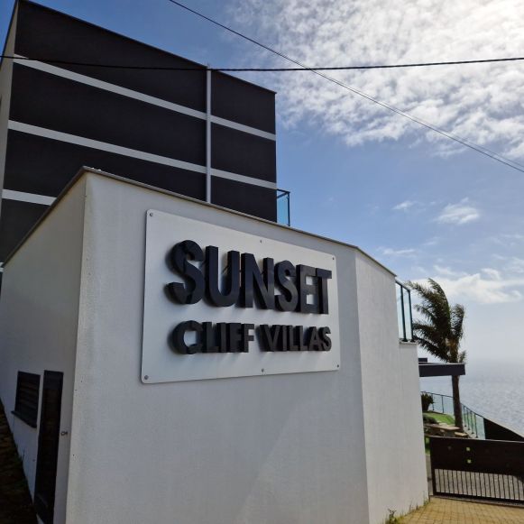 Sunset Cliff Villas Madeira Schild, Eingangsbereich Sunset Cliff Villas Madeira Schild, Eingangsbereich