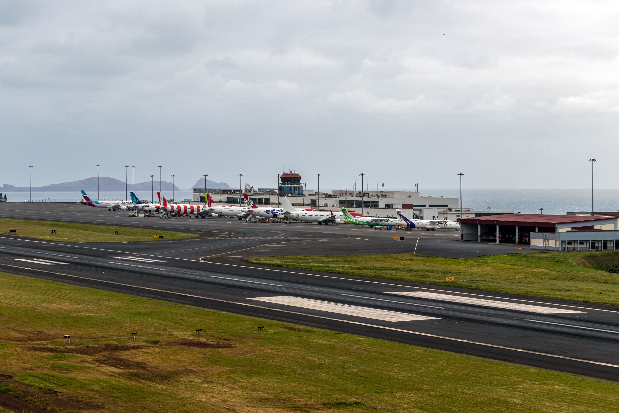 Terminal und Landebahn am Flughafen Madeira