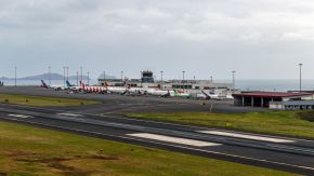 Terminal und Landebahn am Flughafen Madeira