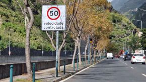 Velocidade Controlada mit Shaming-Ampel auf Madeira, Portugal