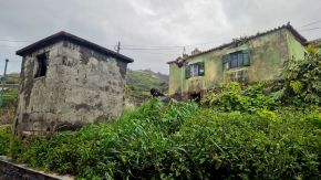 Verfallene Gebäude in Fajã da Ovelha