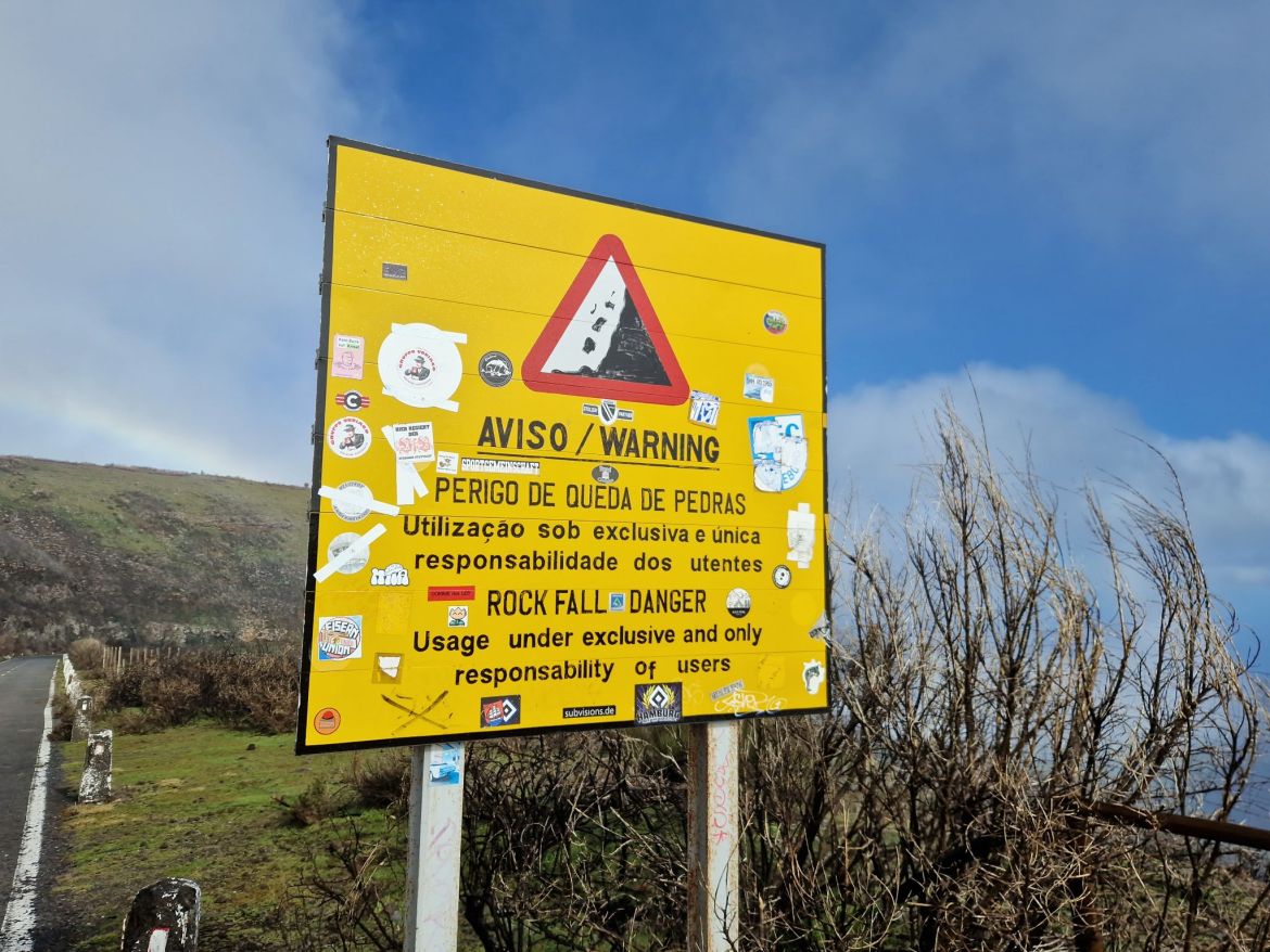 Warnschild für herabstürzende Felsen, Madeira
