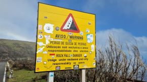 Warnschild für herabstürzende Felsen, Madeira