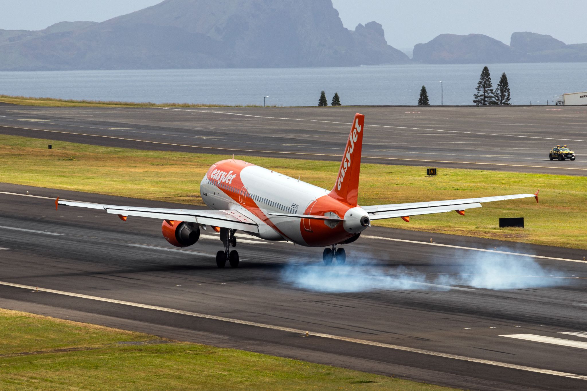 easyJet Flieger landet am Flughafen Madeira