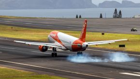 easyJet Flieger landet am Flughafen Madeira