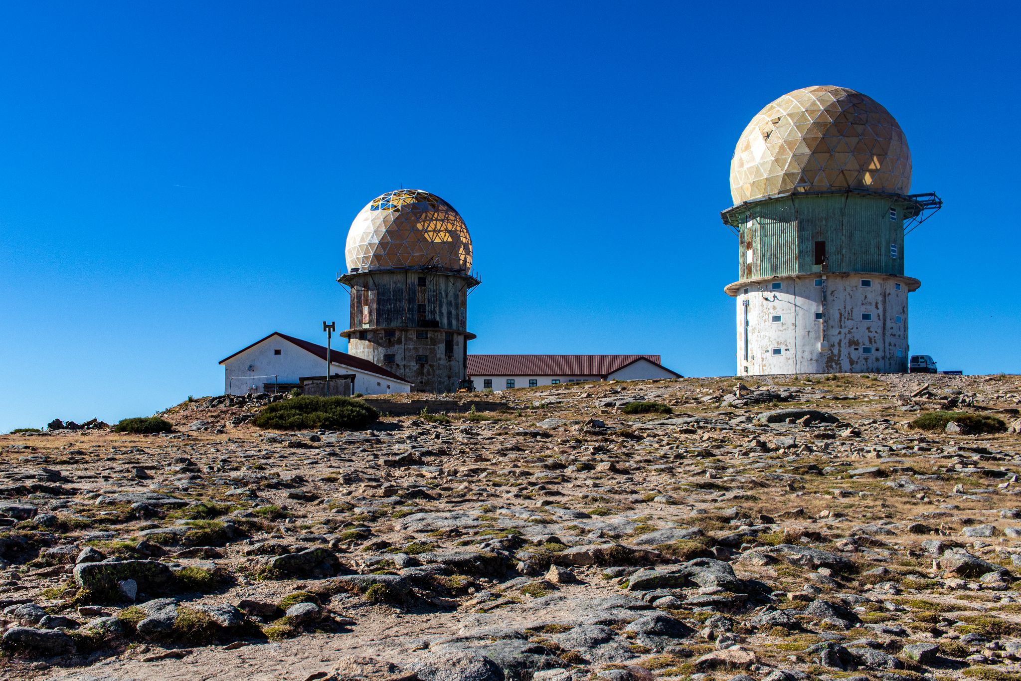 Alte Radaranlagen auf dem Torre in Portugal