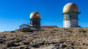 Alte Radaranlagen auf dem Torre in Portugal