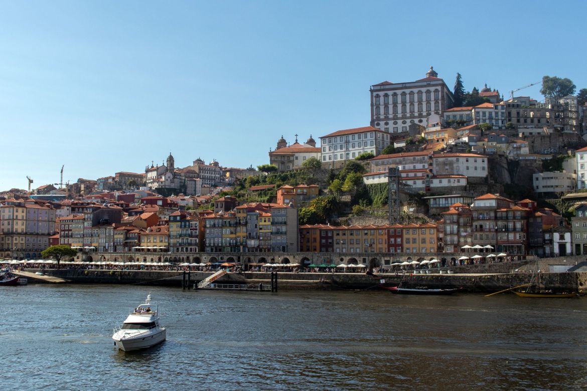 Blick auf die Altstadt von Porto und den Douro von Gaia aus gesehen