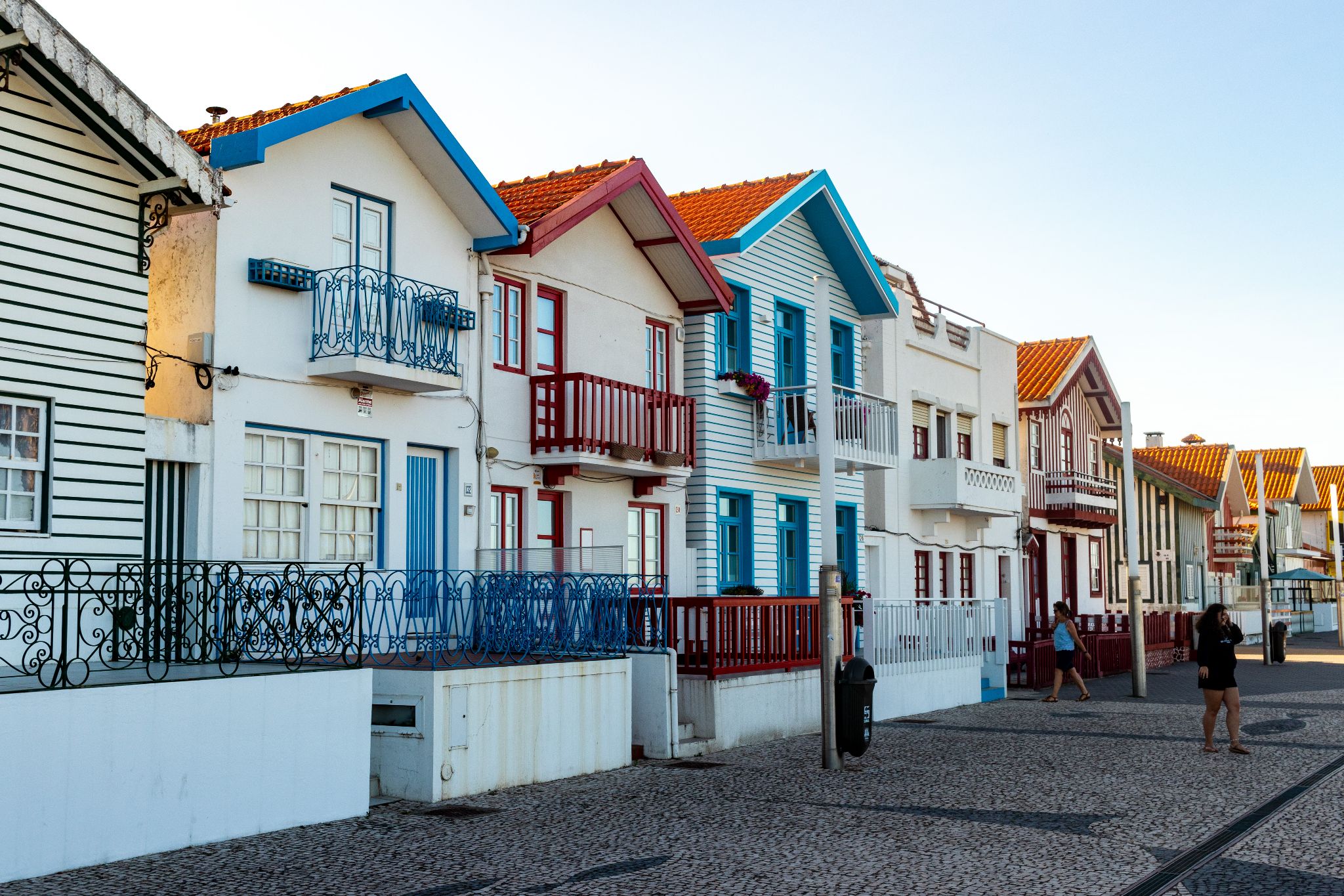 Bunte Häuserfassaden in Costa Nova, Portugal