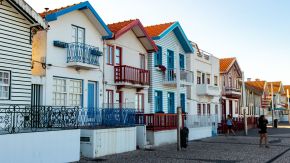 Bunte Häuserfassaden in Costa Nova, Portugal