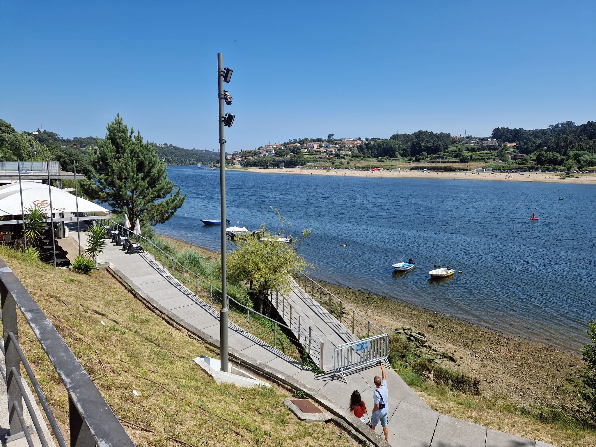 Douro mit Booten und Promenade bei Valbom
