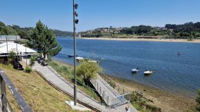 Douro mit Booten und Promenade bei Valbom
