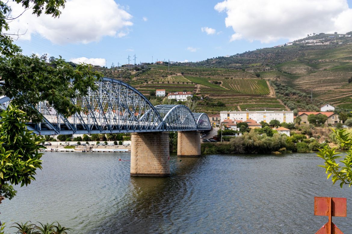 Douroufer mit Ponte do Pinhão, Portugal
