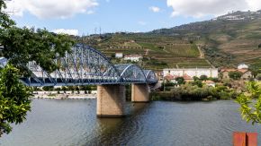 Douroufer mit Ponte do Pinhão, Portugal