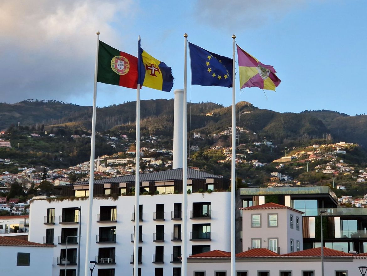 Flaggen von Protgal, Madeira, der EU und Funchal