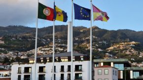 Flaggen von Protgal, Madeira, der EU und Funchal