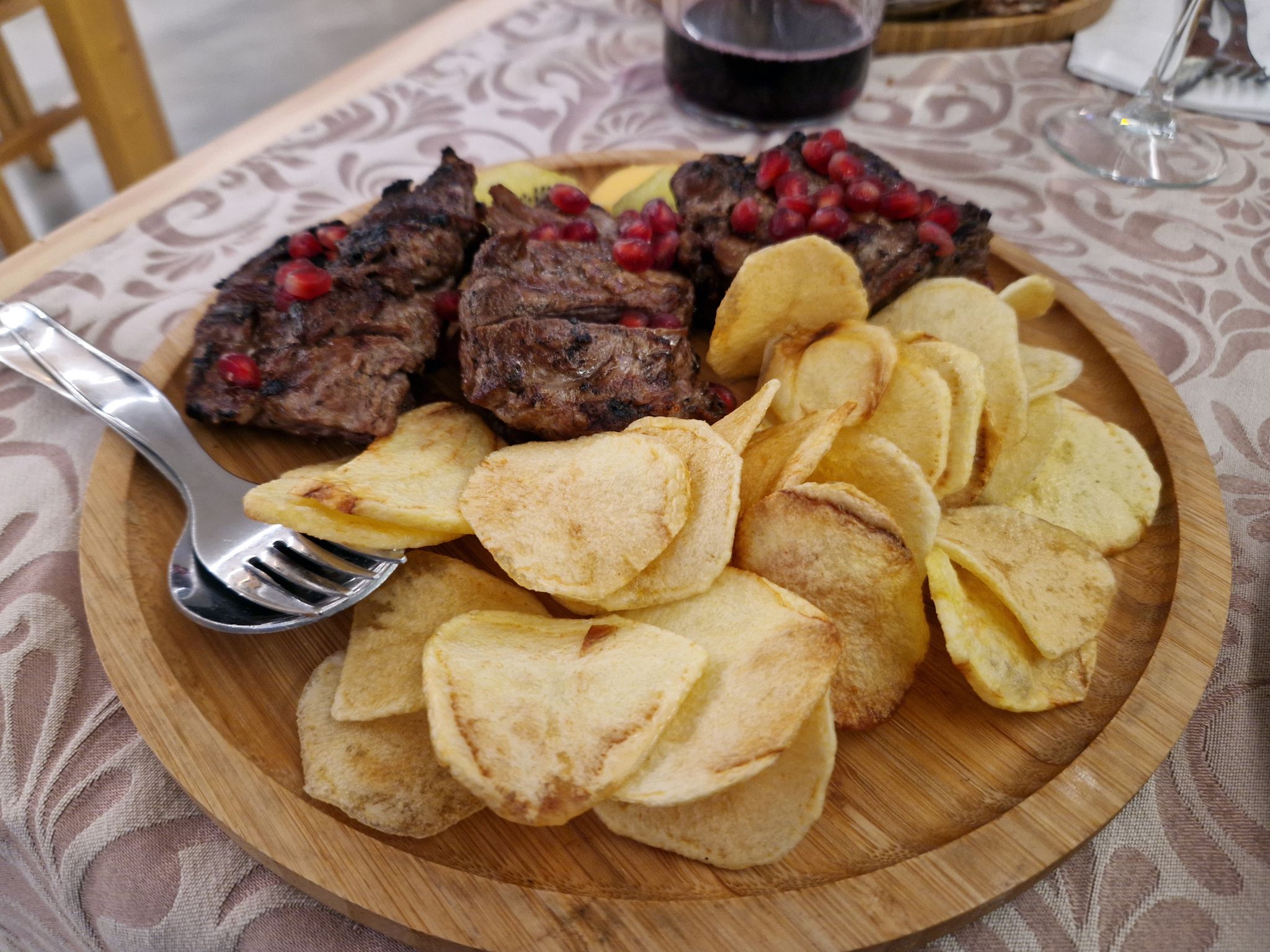 Gebratenes Rinderfilet mit frisch frittierten Kartoffelchips in Portugal