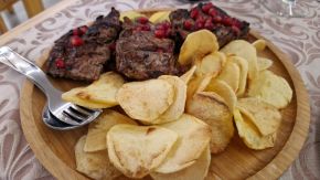 Gebratenes Rinderfilet mit frisch frittierten Kartoffelchips in Portugal