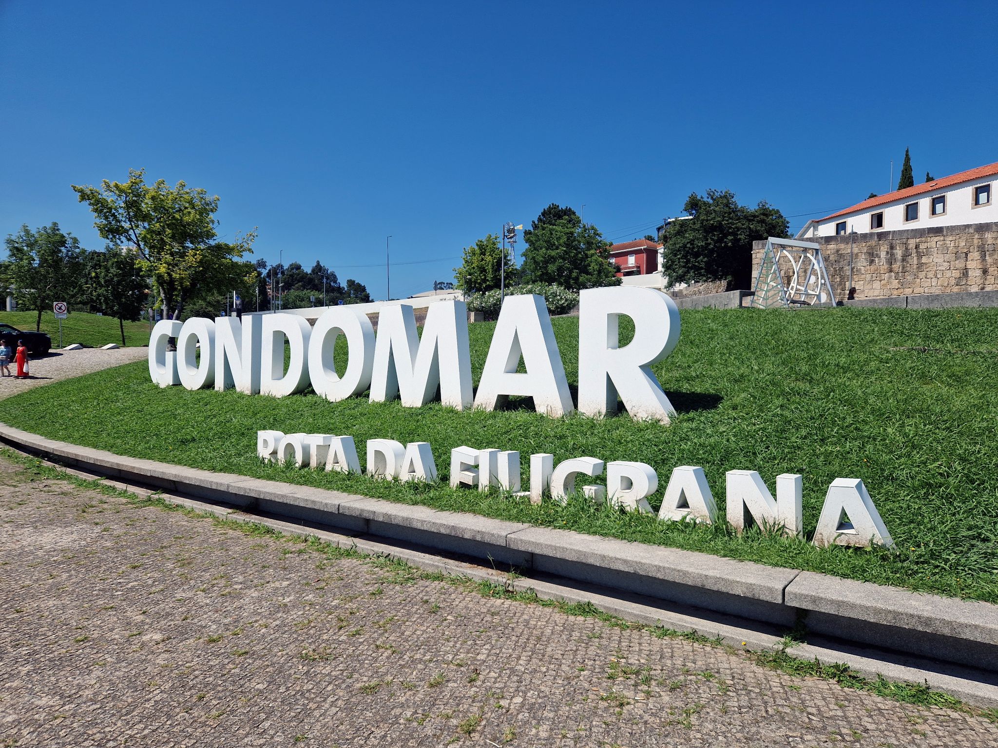 Gondomar Steinbuchstaben auf Rasen am Hafen