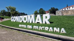Gondomar Steinbuchstaben auf Rasen am Hafen