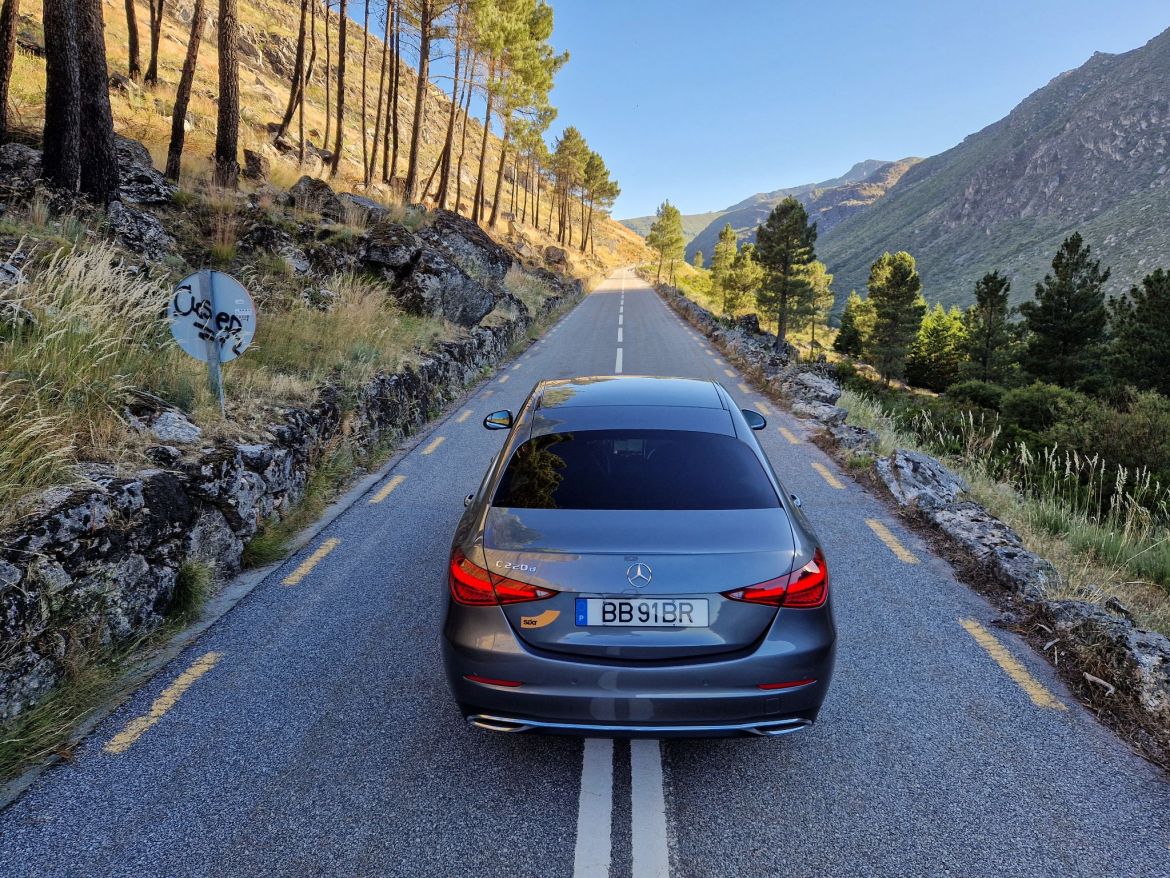 Mercedes-Benz C-Klasse alleine auf der N338, Portugal