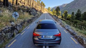 Mercedes-Benz C-Klasse alleine auf der N338, Portugal