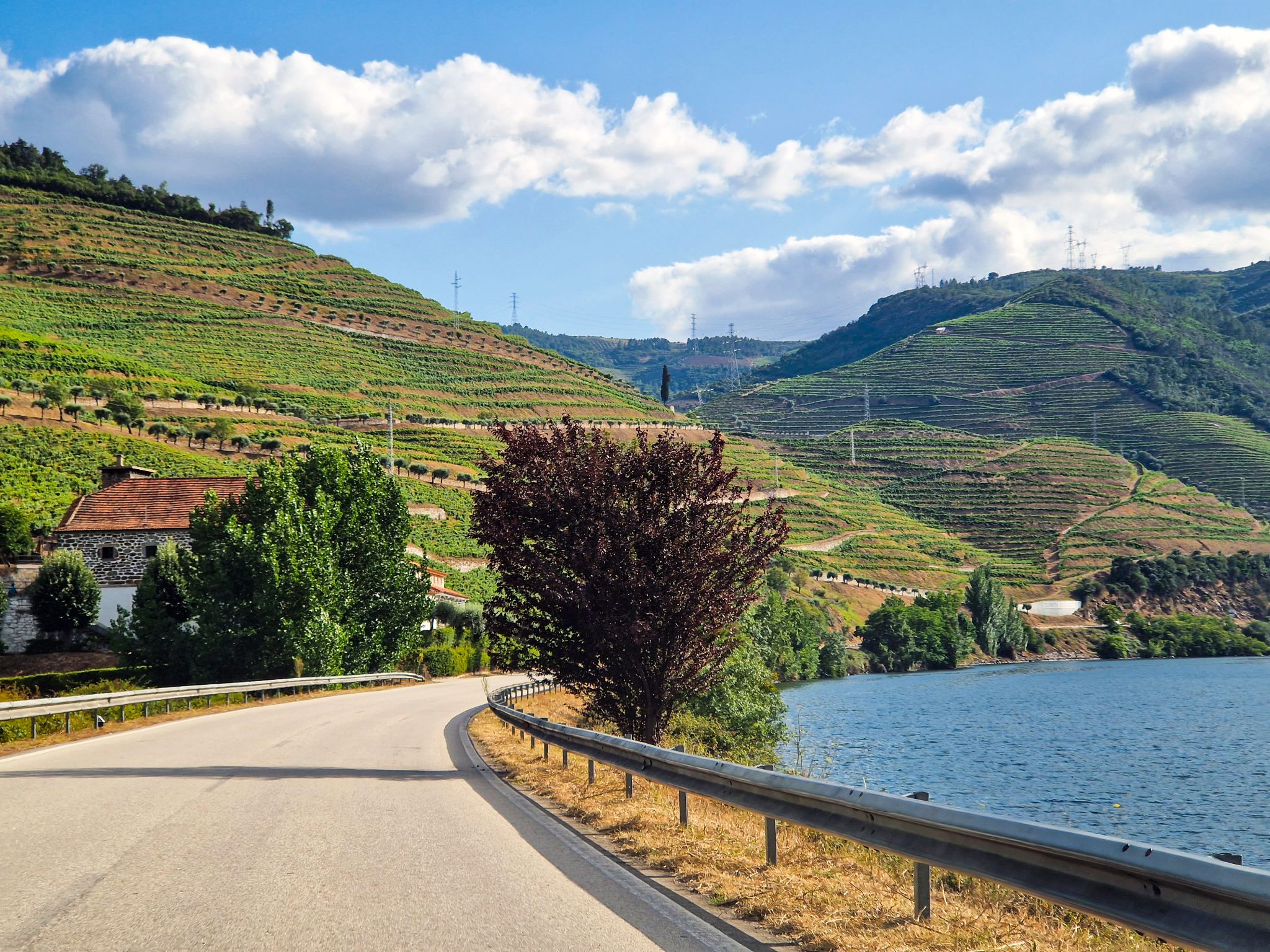 N323 entlang des Douro-Ufers, Portugal