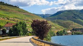 N323 entlang des Douro-Ufers, Portugal