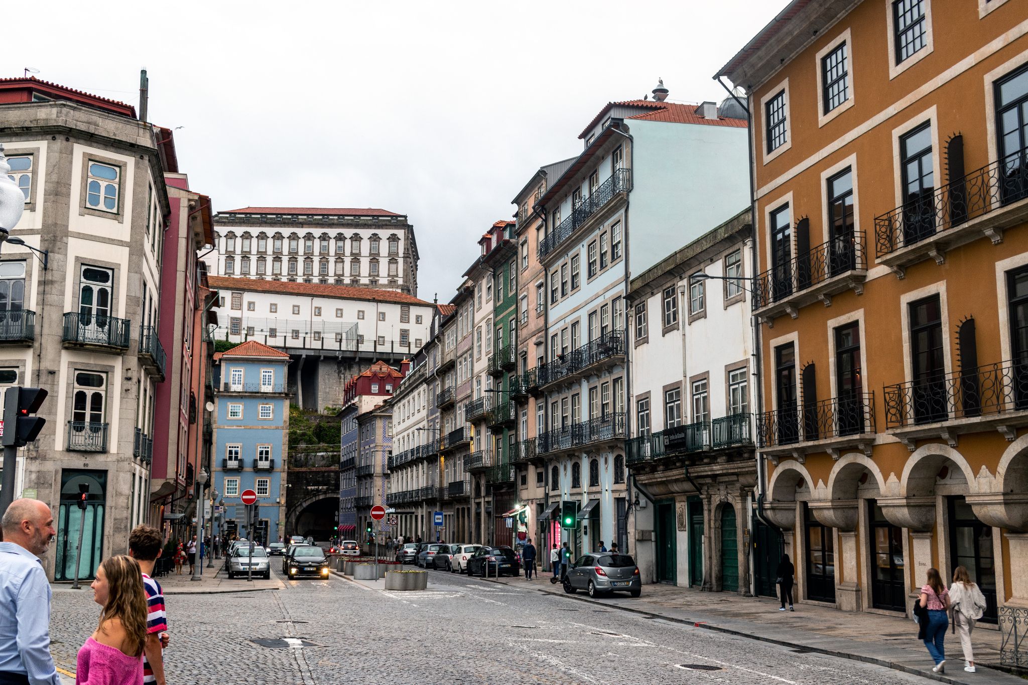 Straße in Porto mit Blick auf die Burg