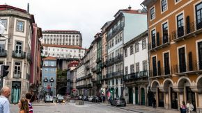 Straße in Porto mit Blick auf die Burg