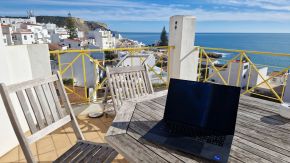 Arbeiten am Strand von Luz, Portugal