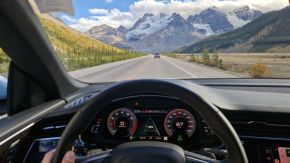 Ausblick auf Rocky Mountains aus Audi Q8, Alberta, Kanada