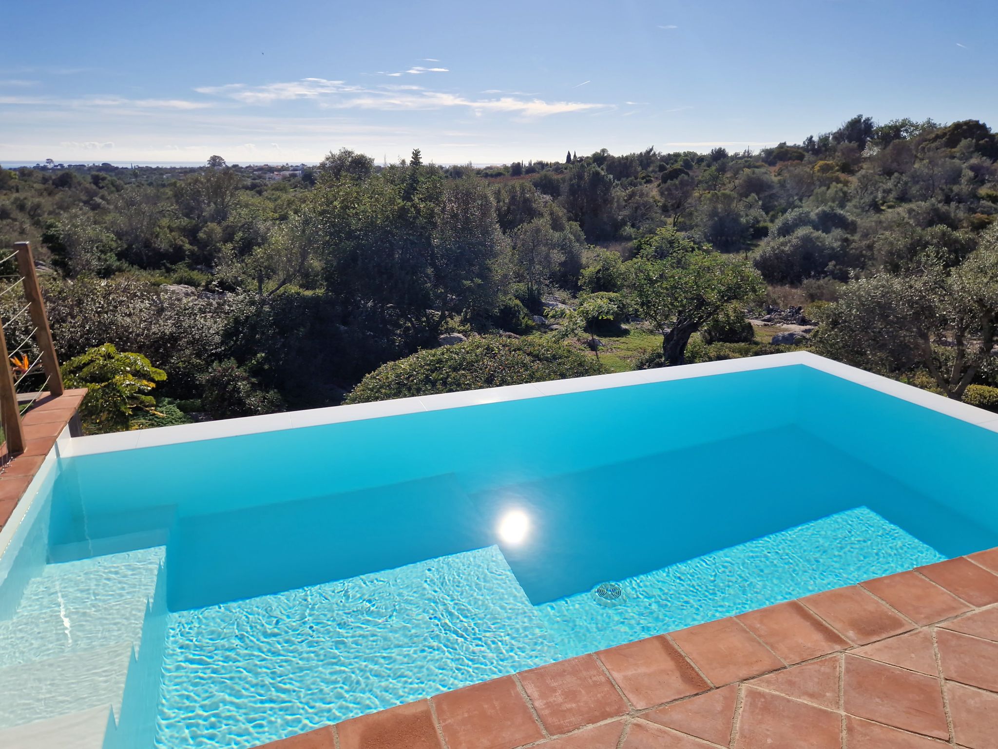 Ausblick von der Eco Villa auf Garten und Meer mit Infinity Pool