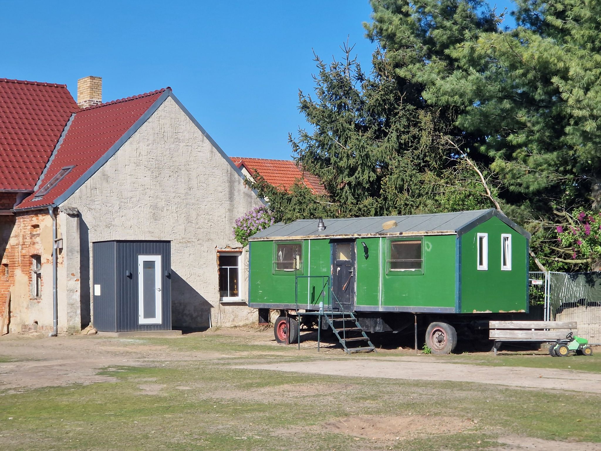 Ausgebauter DDR-Bauwagen auf Alpaka-Weide, Hohenbucko
