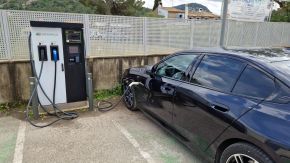 BMW 5er an Ladesäule, Mallorca