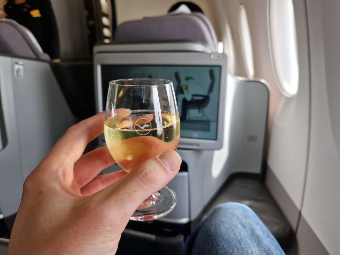 Begr&uuml;&szlig;ungssekt in der Lufthansa Business Class