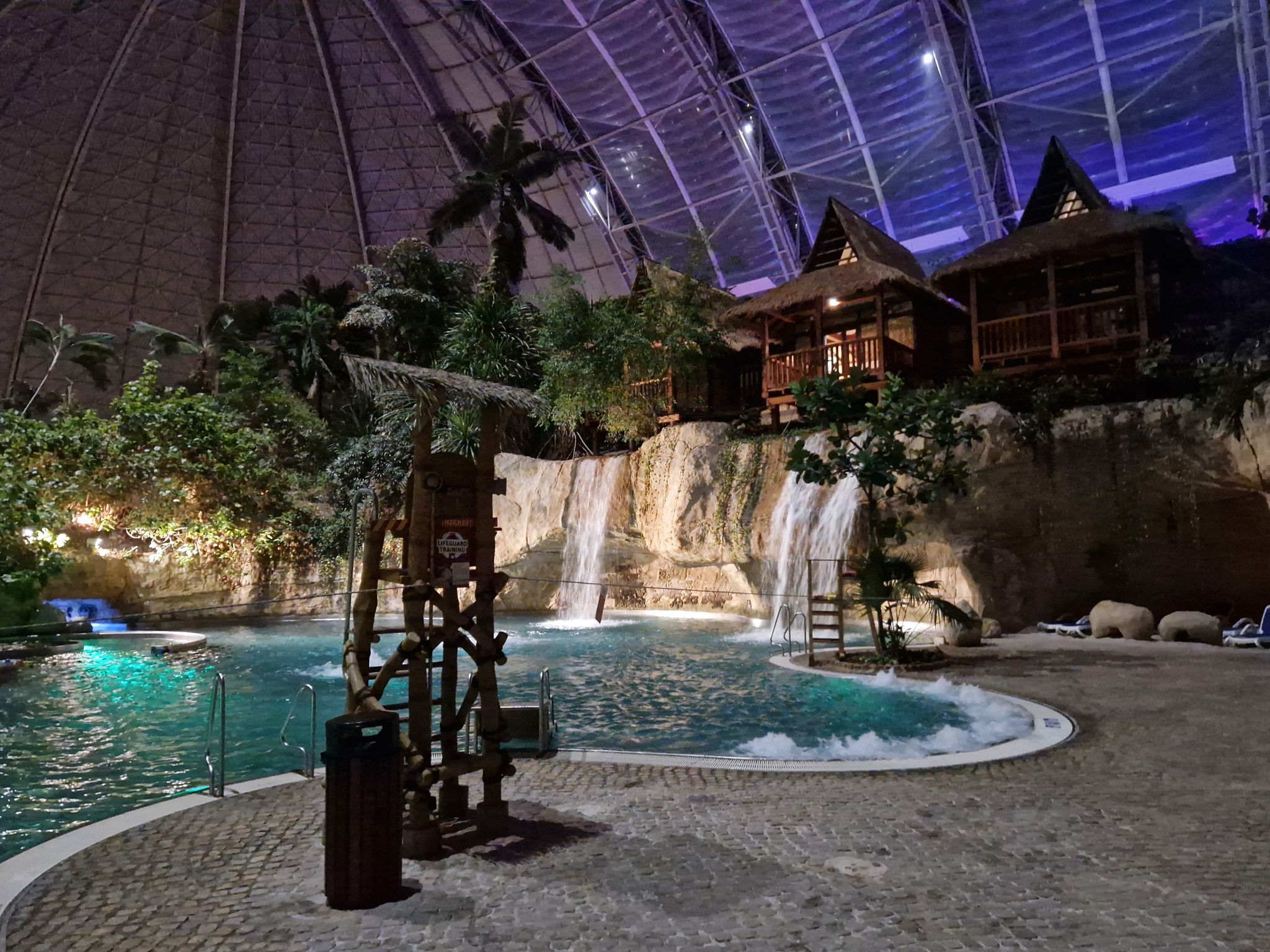 Bei Nacht gesperrte Lagune im Tropical Islands