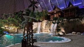 Bei Nacht gesperrte Lagune im Tropical Islands