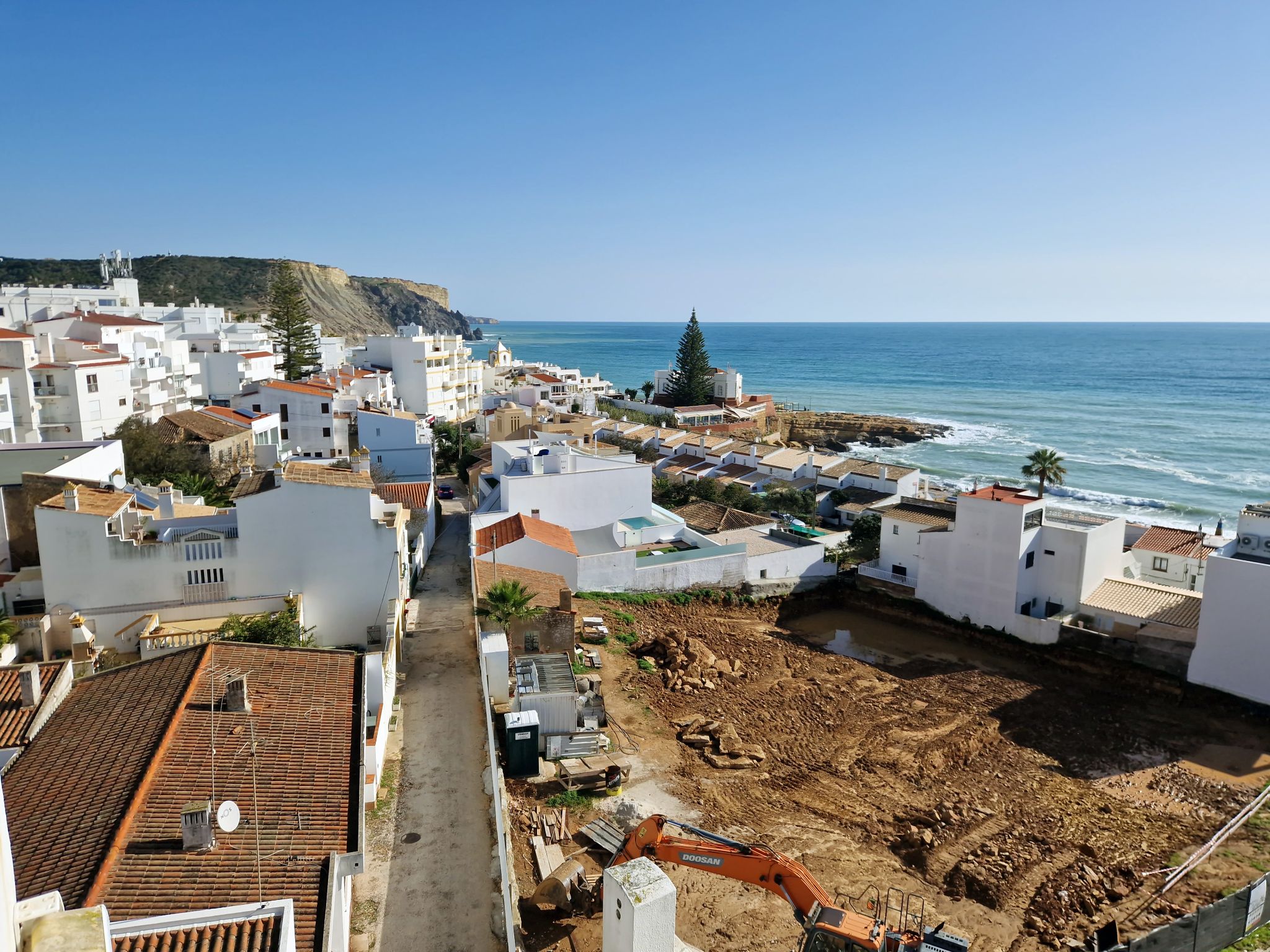 Blick auf die Küste vom Penthouse in Luz, Portugal