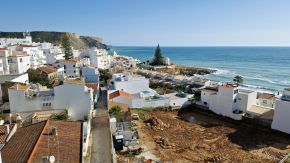 Blick auf die Küste vom Penthouse in Luz, Portugal