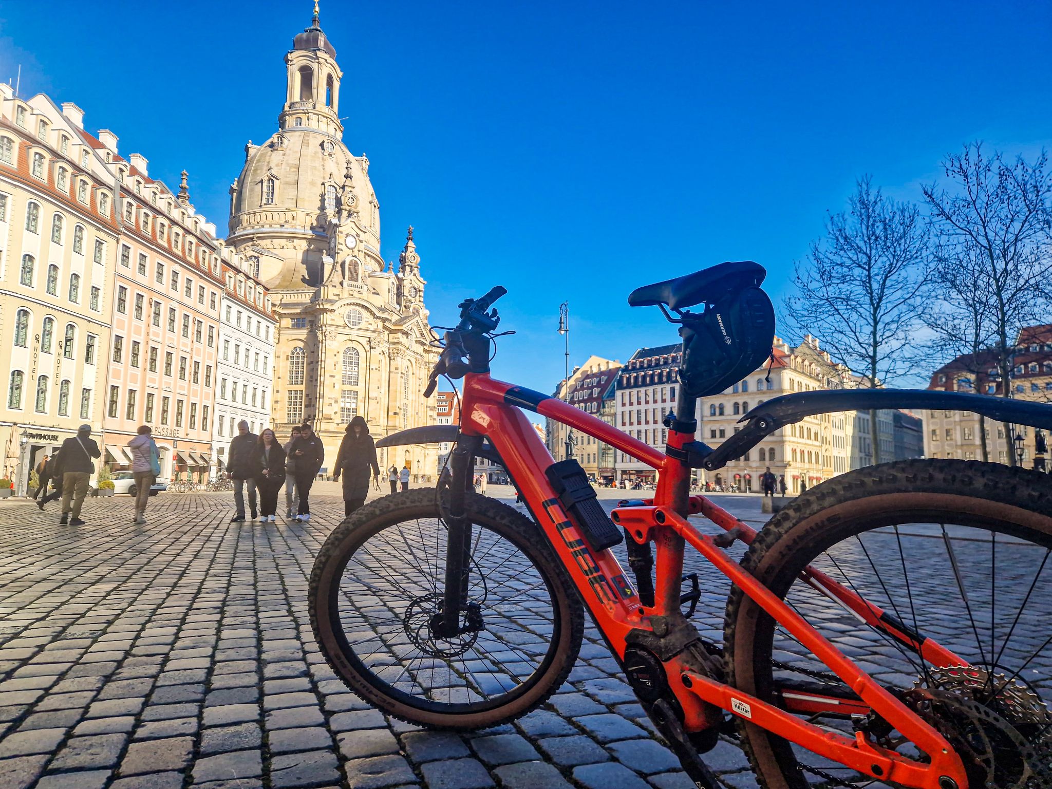Cube eBike auf dem Dresdner Neumarkt mit Frauenkirche im Hintergrund