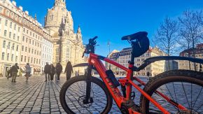Cube eBike auf dem Dresdner Neumarkt mit Frauenkirche im Hintergrund