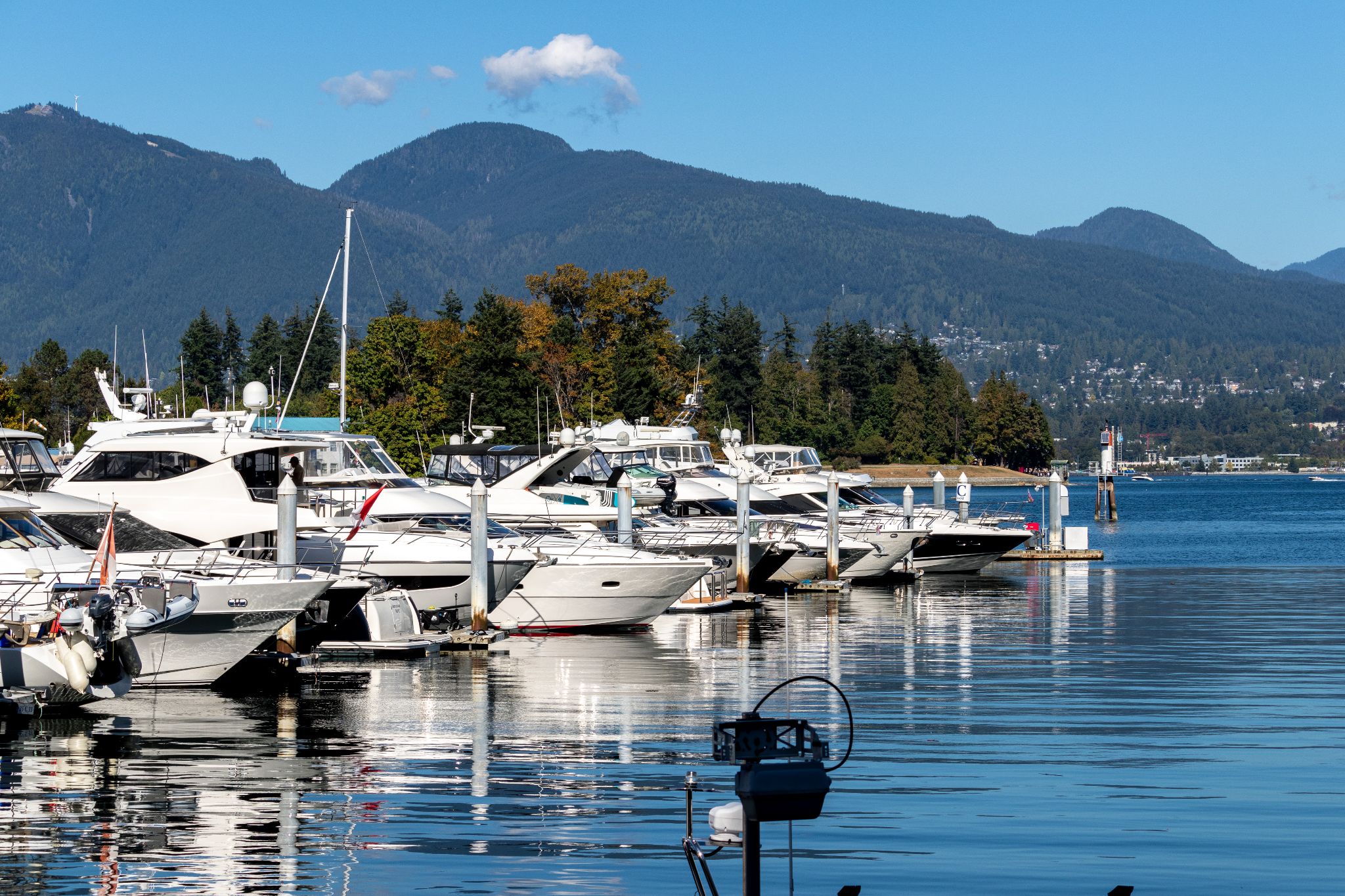 Diverse Boote im Hafen von Vancouver
