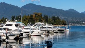 Diverse Boote im Hafen von Vancouver