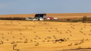 Farm in Alberta mit Heuballen davor