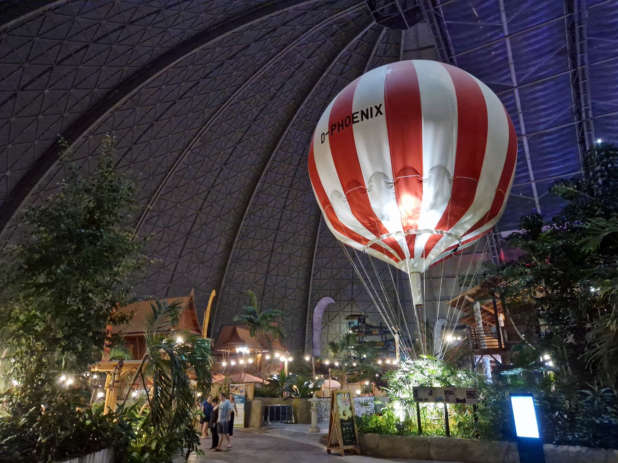 Fesselballon im Tropical Islands bei Nacht